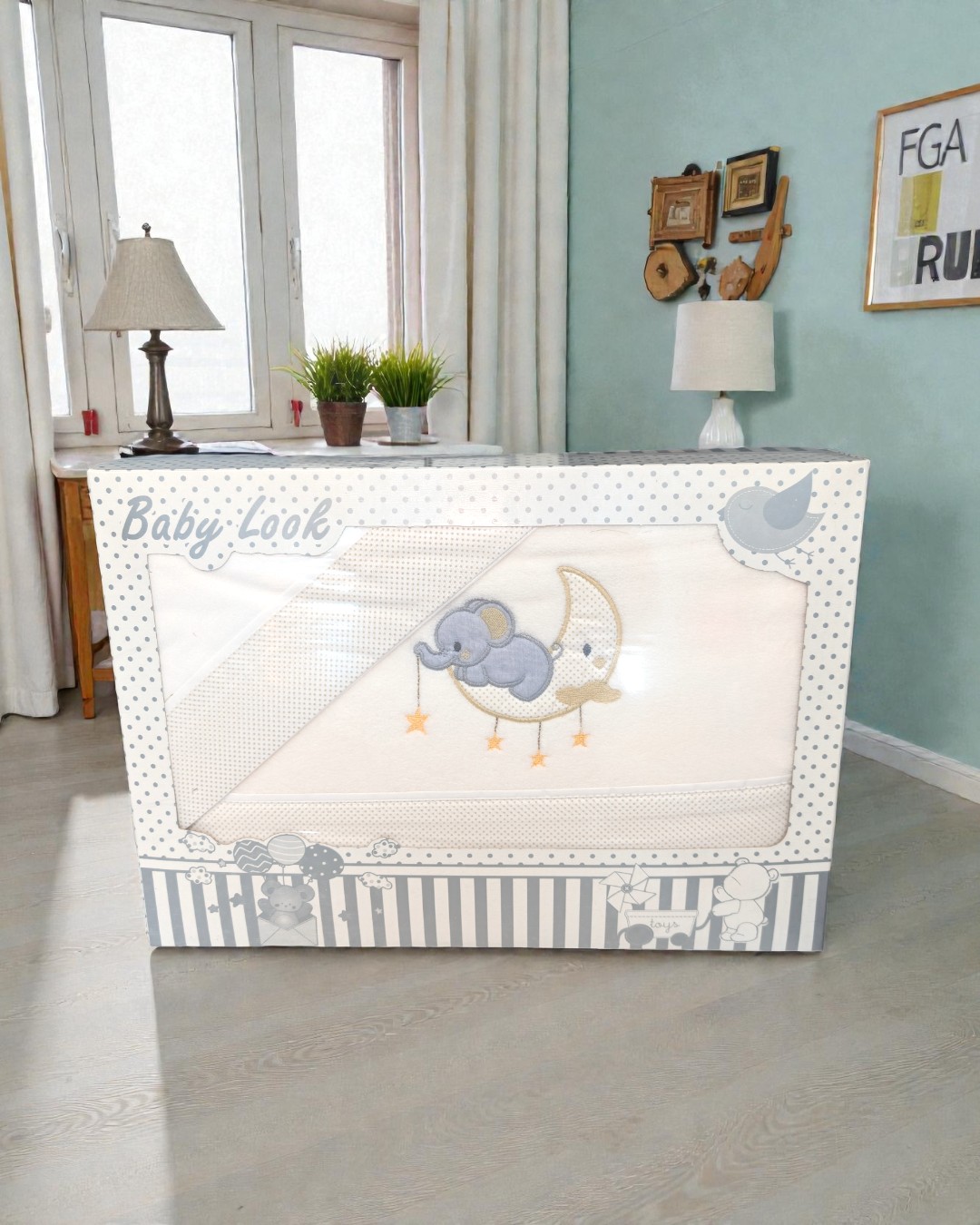 Caixa com têxtil para bebé com elefante bordado e lua.