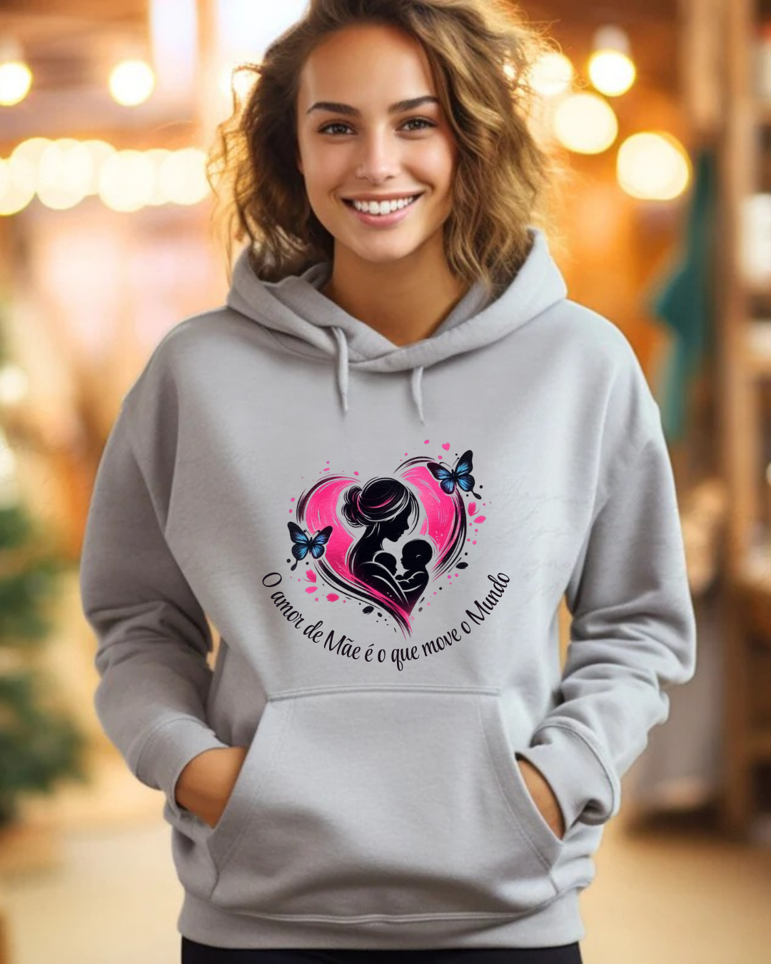 Sweatshirt cinzenta com estampa de mãe e bebé num coração rosa e texto em português.