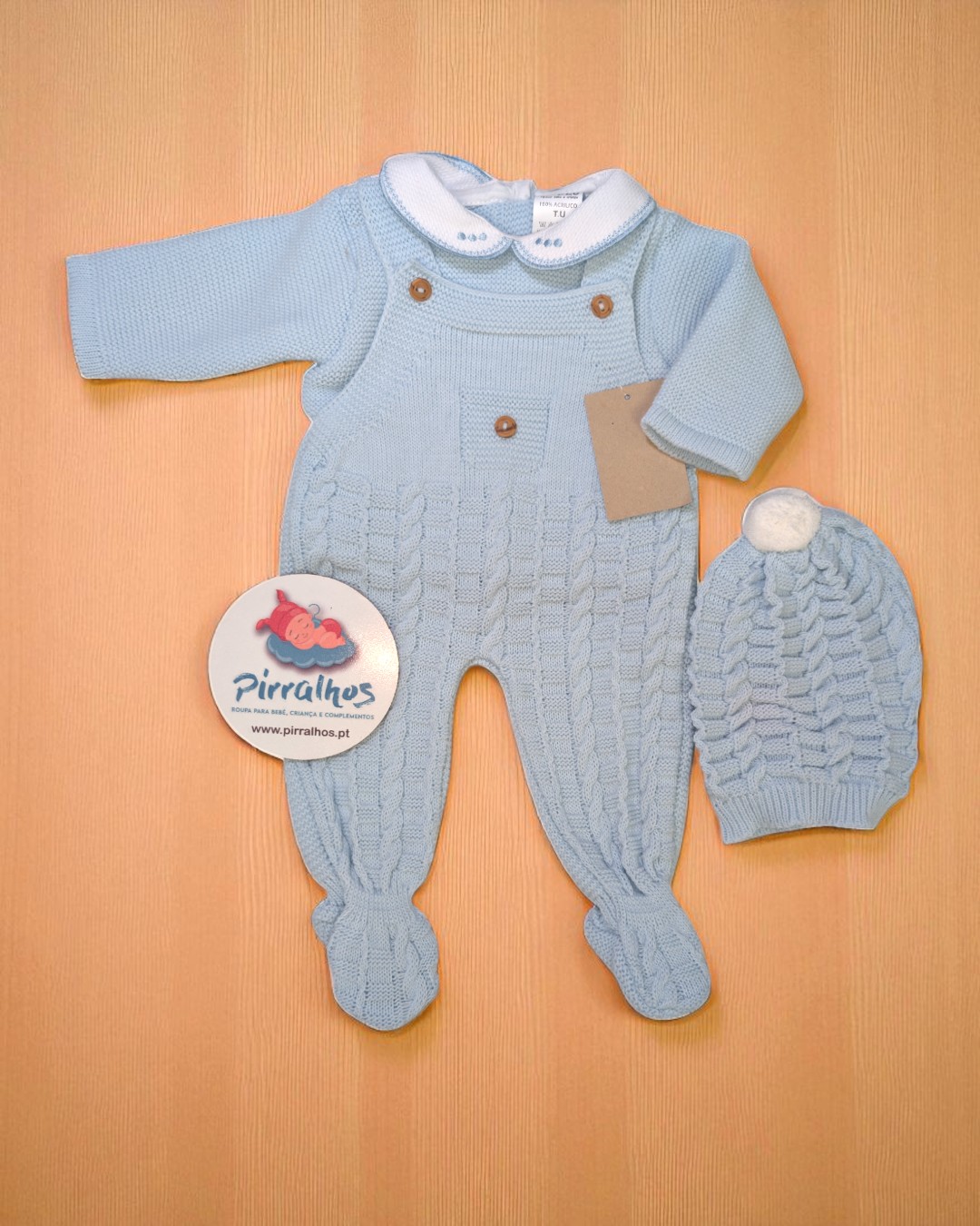 Conjunto de roupa de bebé azul claro em malha com macacão e gorro com padrão de tranças