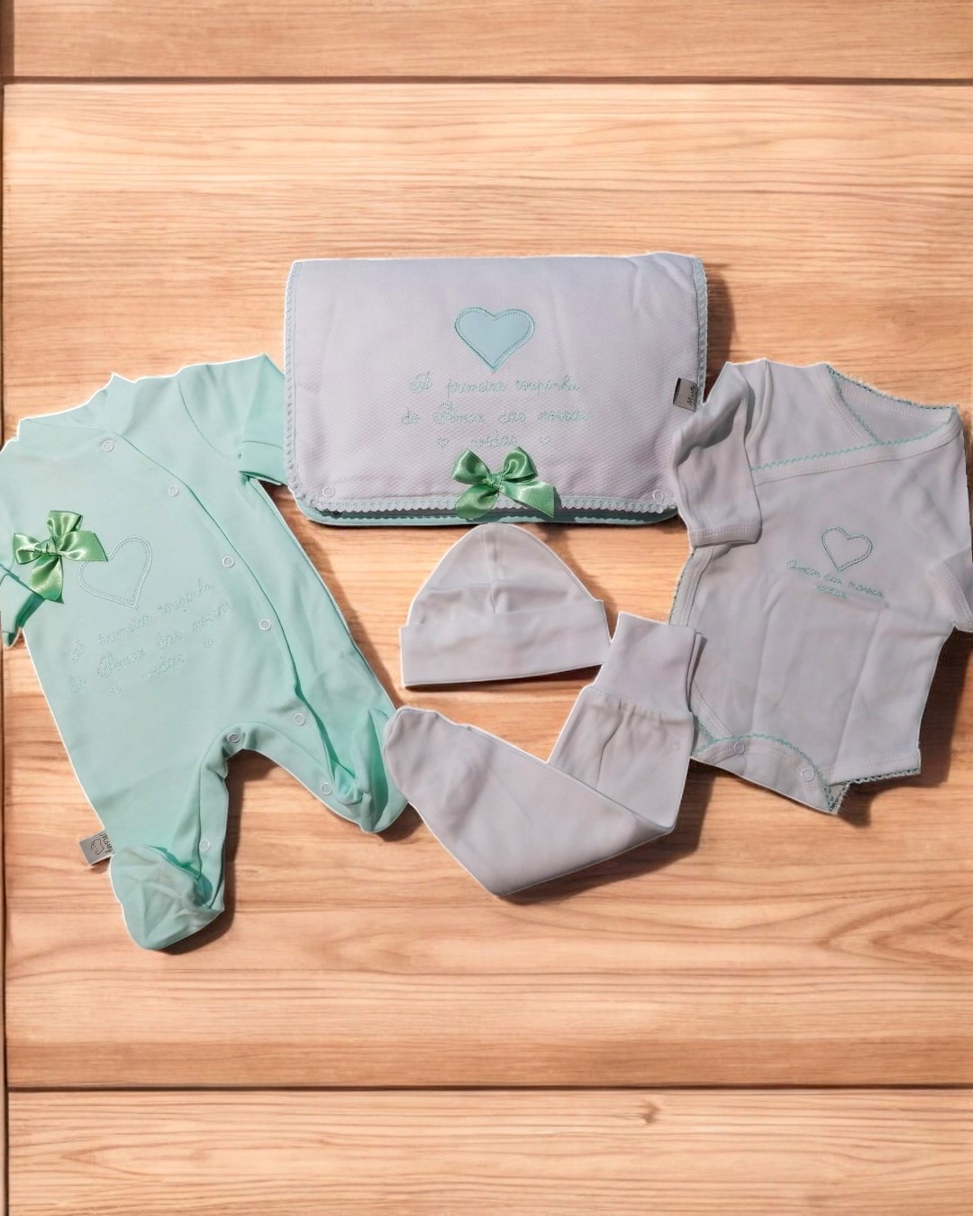 Conjunto de roupa de bebé verde água com macacão, body, gorro e manta com coração e laço