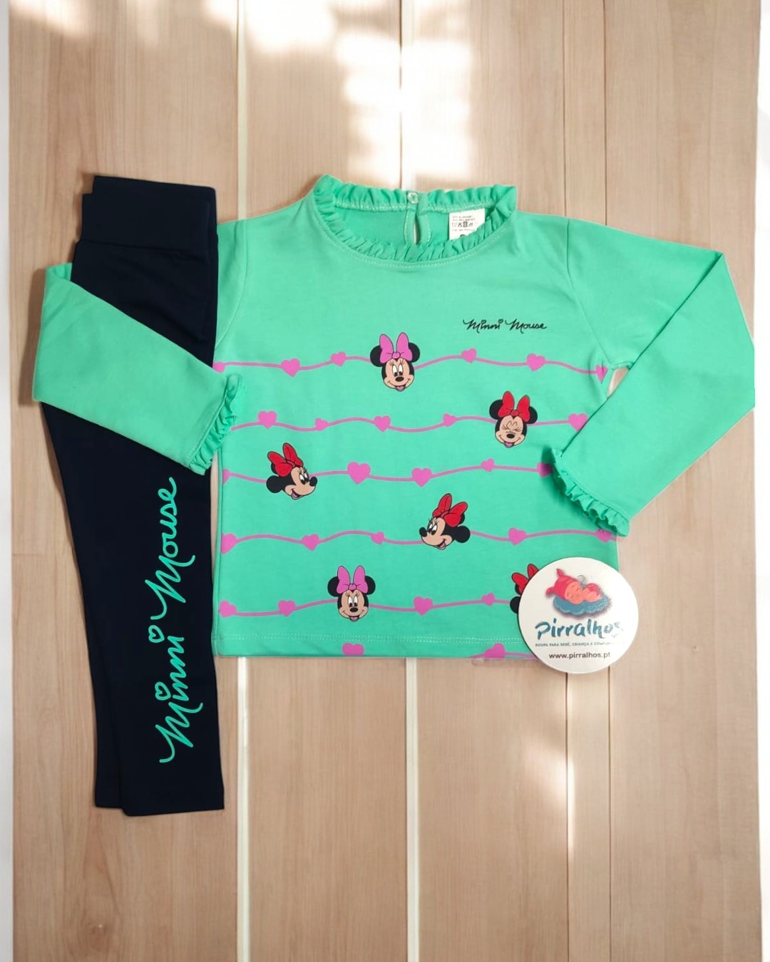 Conjunto infantil com camisola verde água estampada com Minnie Mouse e calças pretas com texto Minnie Mouse
