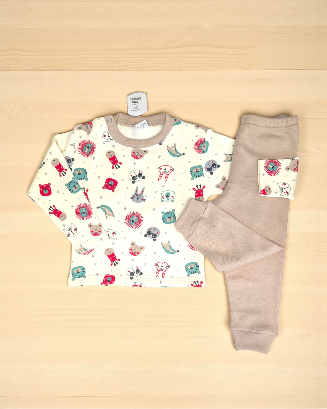 Conjunto de roupa para bebé com camisola estampada e calças bege