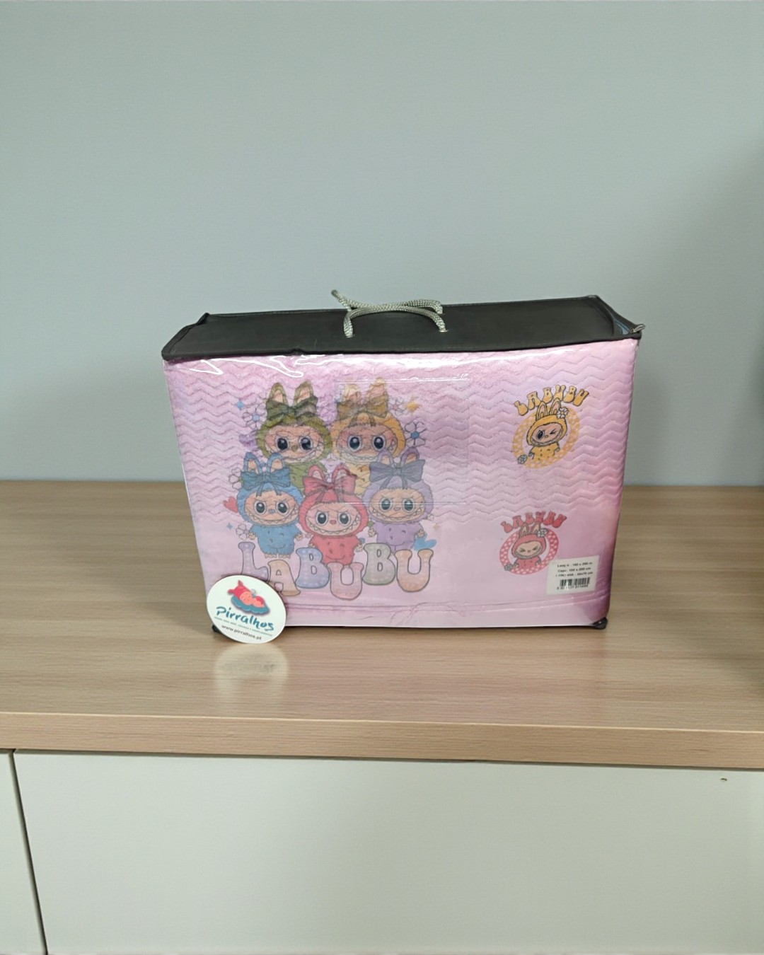 Bolsa organizadora para crianças rosa com personagens e texto L.A.B.U.BU