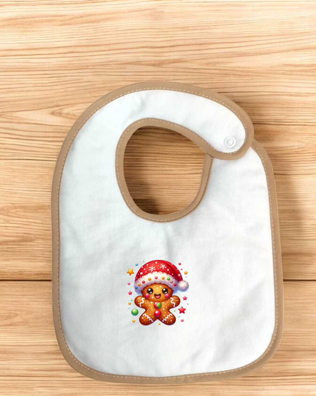 Babete branco com bordas bege e estampa de boneco de gengibre com gorro de Natal