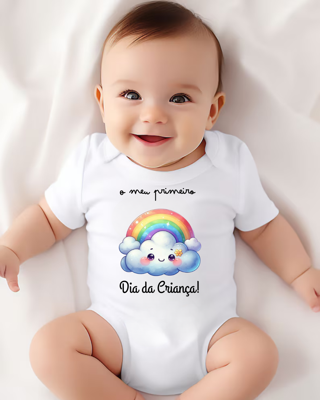 Body bebé branco com arco-íris e nuvem sorridente e texto comemorativo.