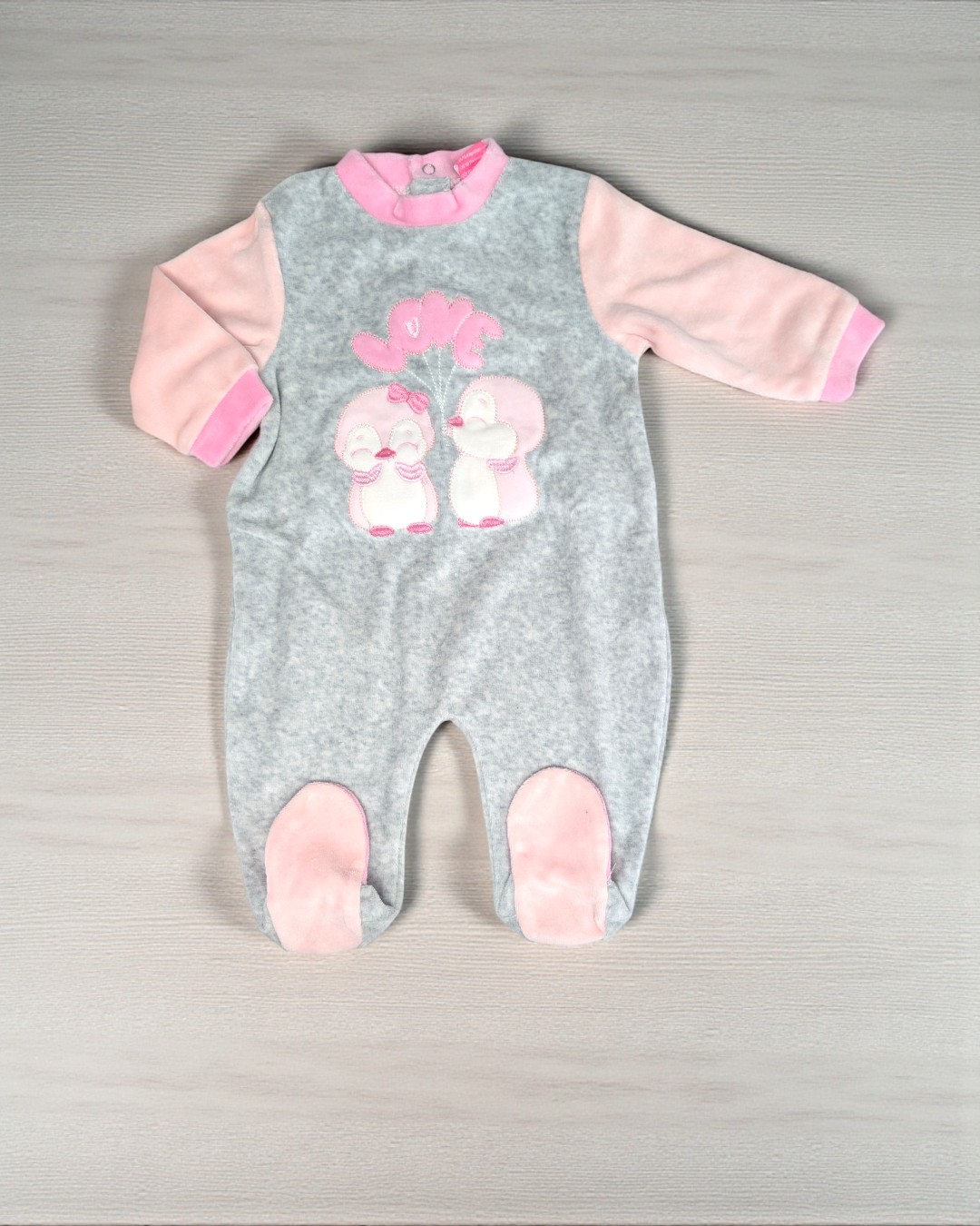 Pijama de bebé cinzento e rosa com desenho de pinguins e palavra LOVE