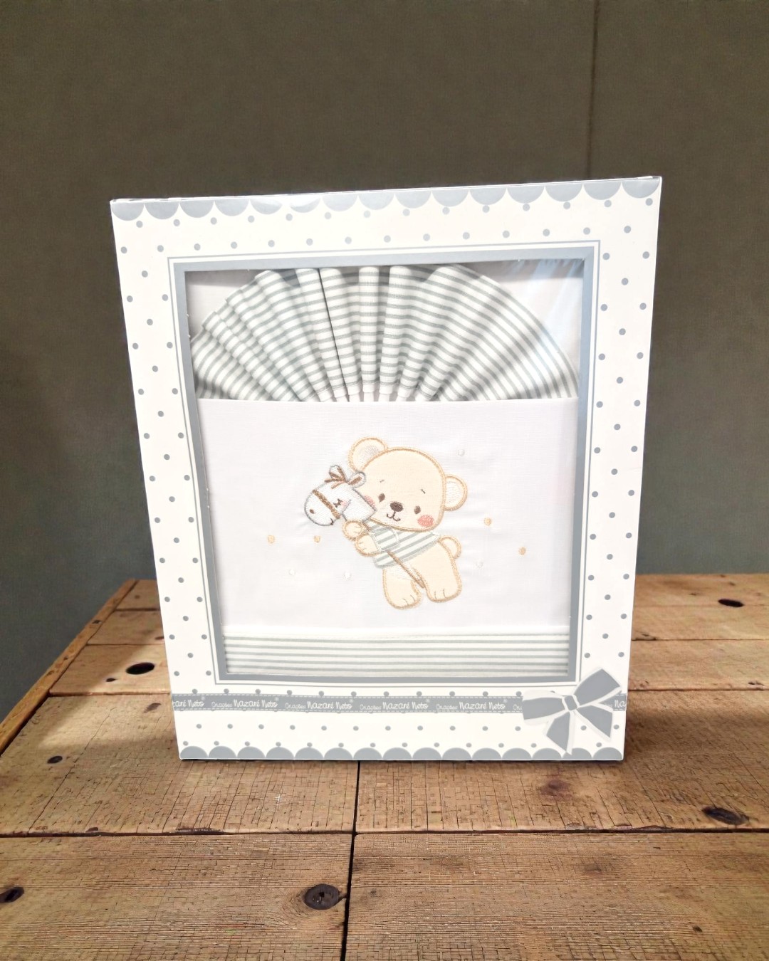 Fralda de bebé com bordado de ursinho, embalagem branca com pontos cinzentos