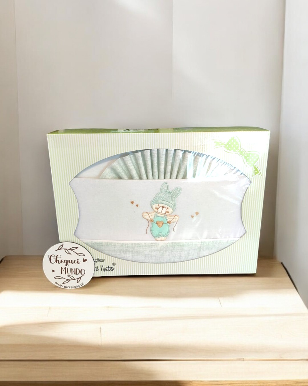 Conjunto de roupa de bebé branca e verde com bordado de coelho numa caixa verde e branca