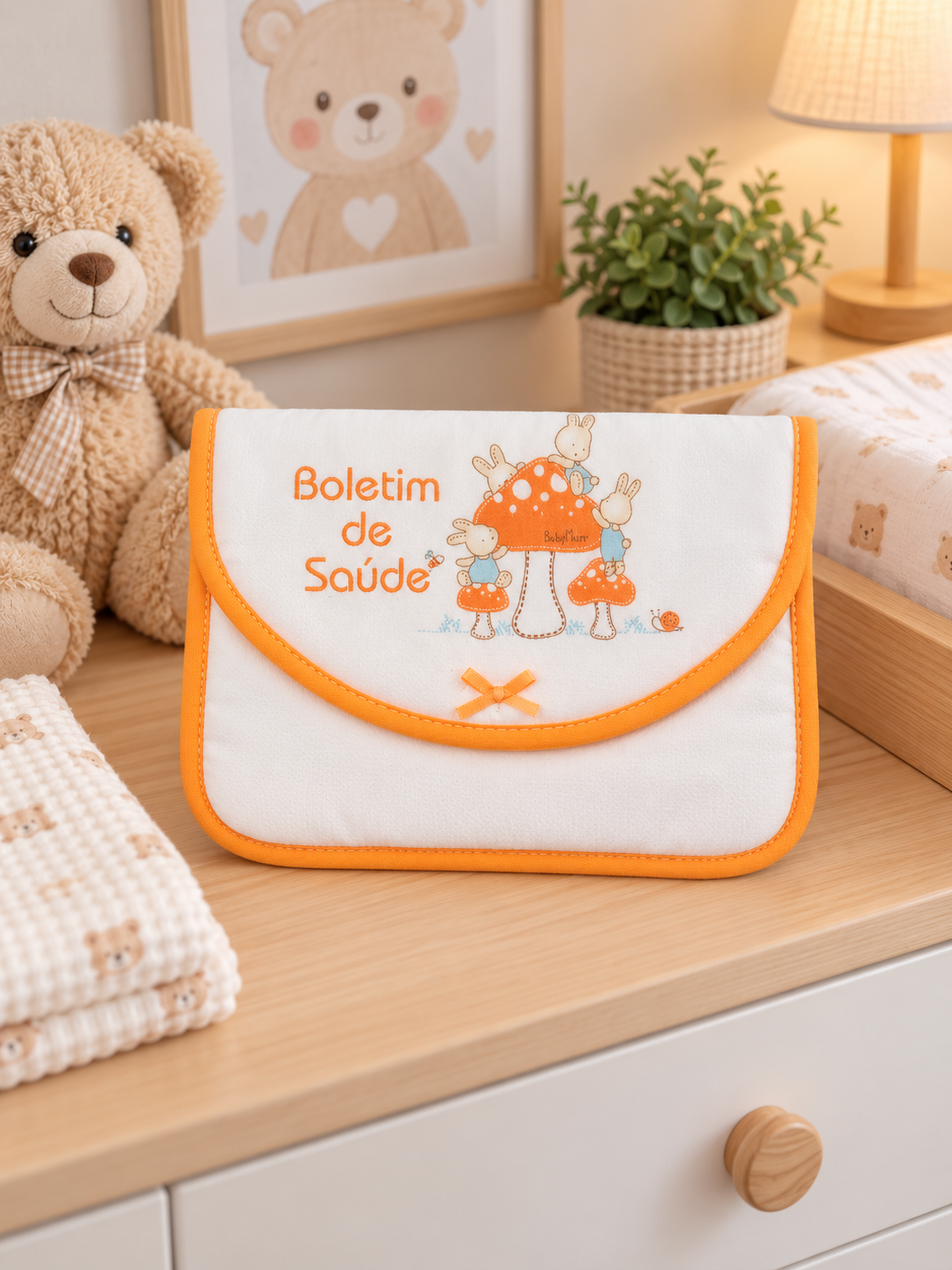 Carteira branca com rebordo laranja e ilustração de cogumelos e coelhinhos e texto Boletim de Saúde