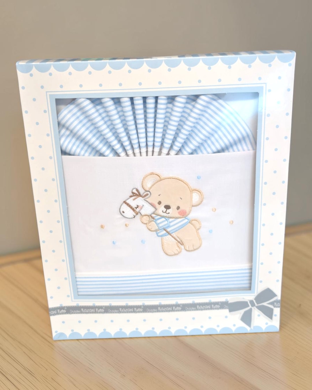 Jogo de cama para bebé com urso e riscas azuis embalagem com bolinhas
