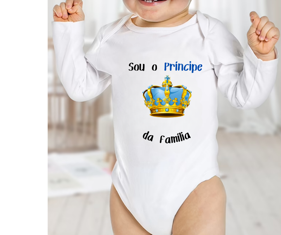 Body de bebé branco com coroa azul e dourada e texto em preto e azul
