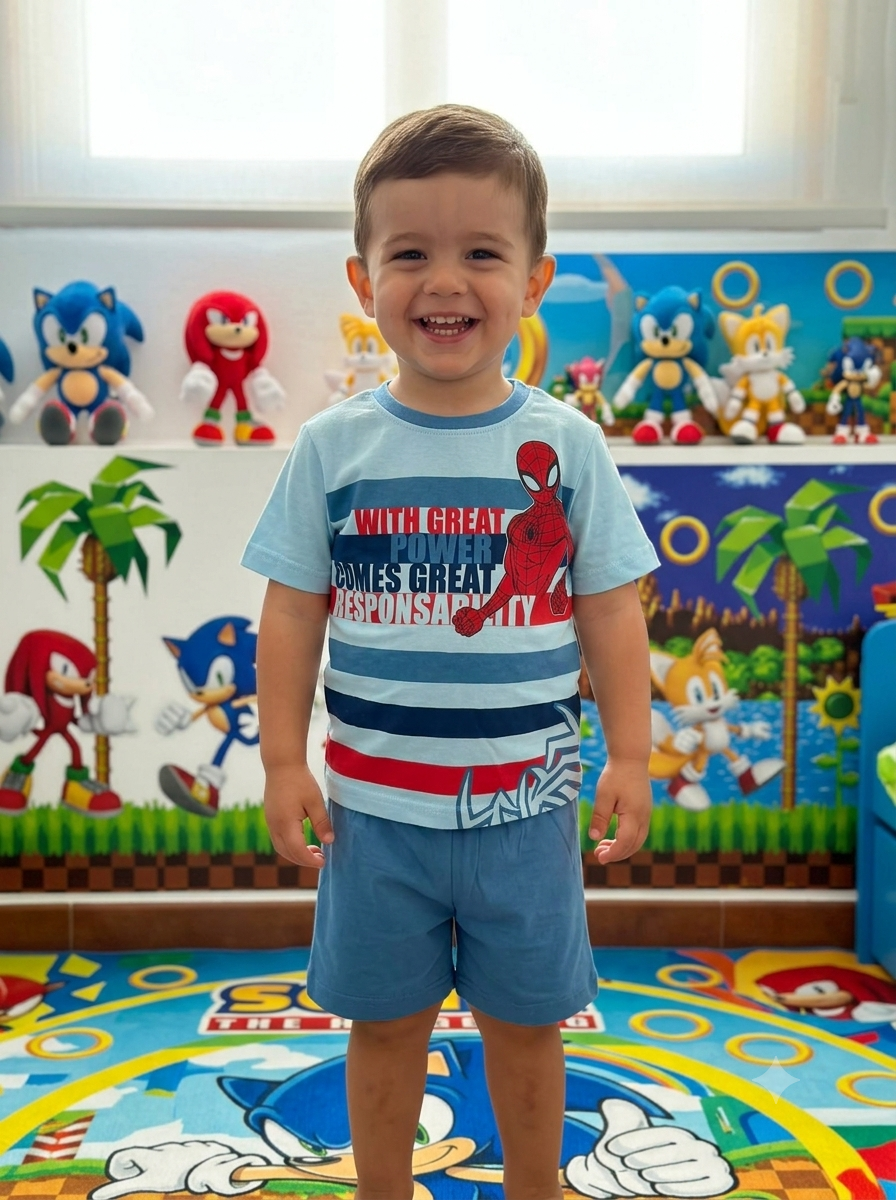 Camisola de criança azul clara com Homem-Aranha e texto, calções azuis, criança sorridente num quarto com decoração do Sonic.