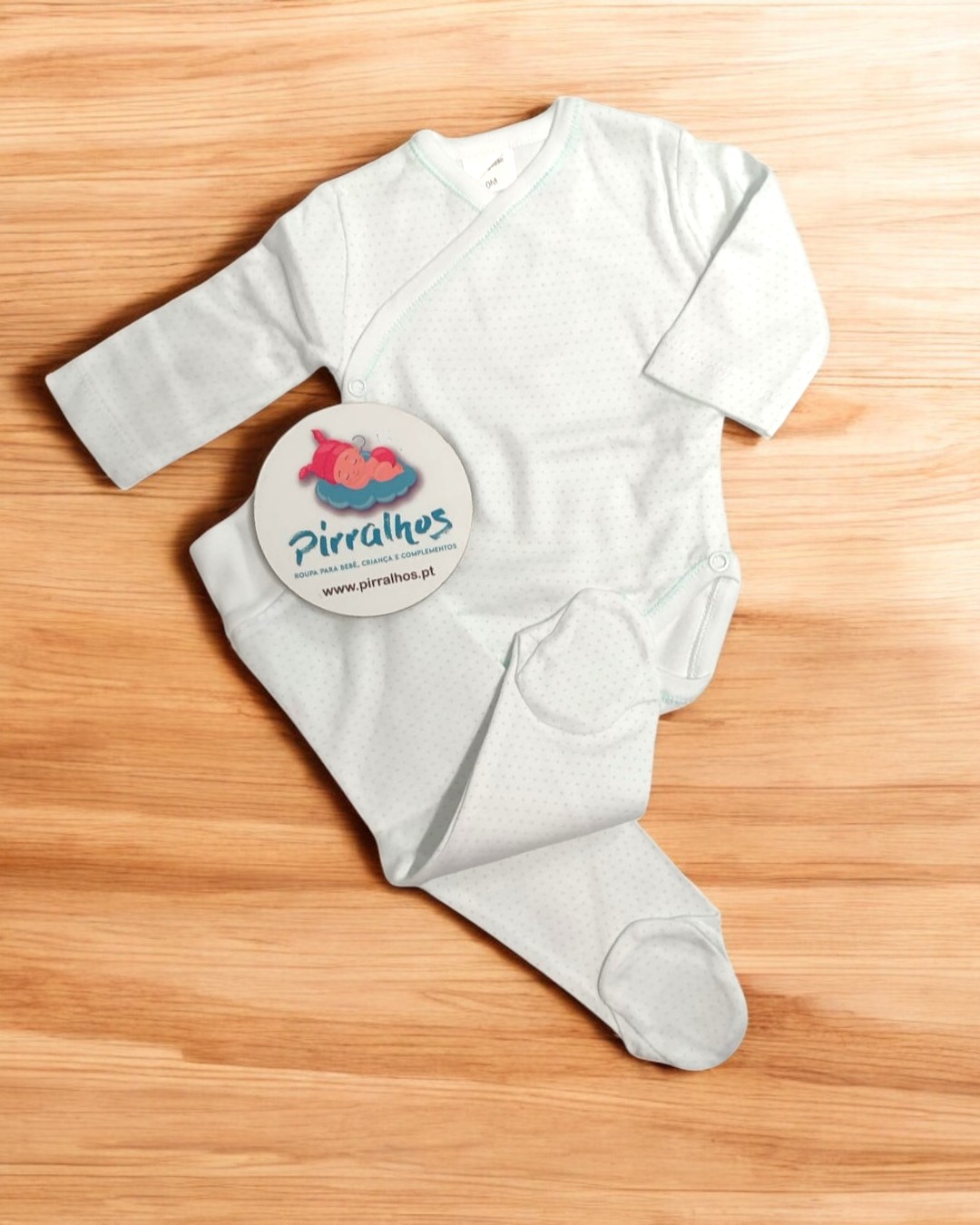 Conjunto branco para bebé com padrão de pontos pequenos e etiqueta redonda da marca Pirralhos.