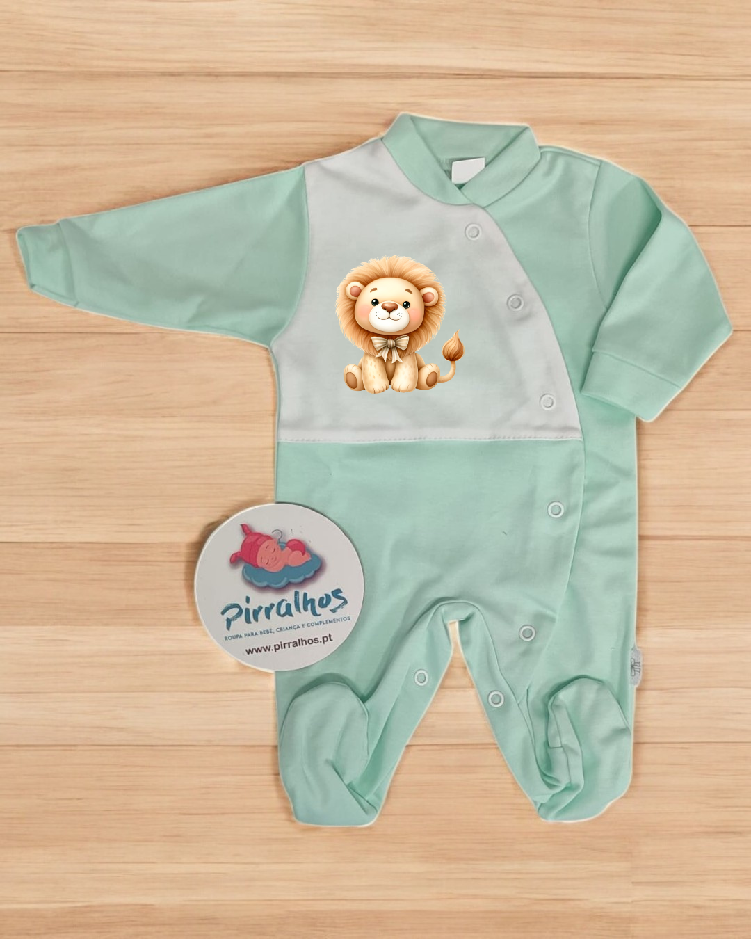 Macacão de bebé verde e branco com estampa de leão e etiqueta da marca Pirralhos