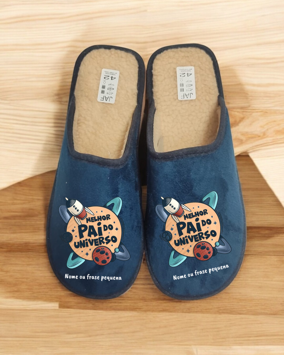 Chinelos de quarto azuis com design espacial e textos 