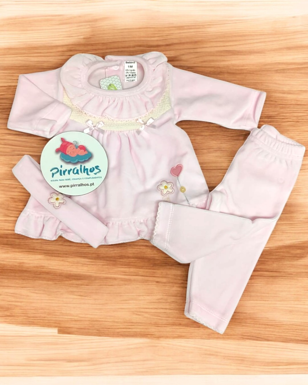 Conjunto de roupa de bebé rosa com camisola, calças e faixa de cabelo