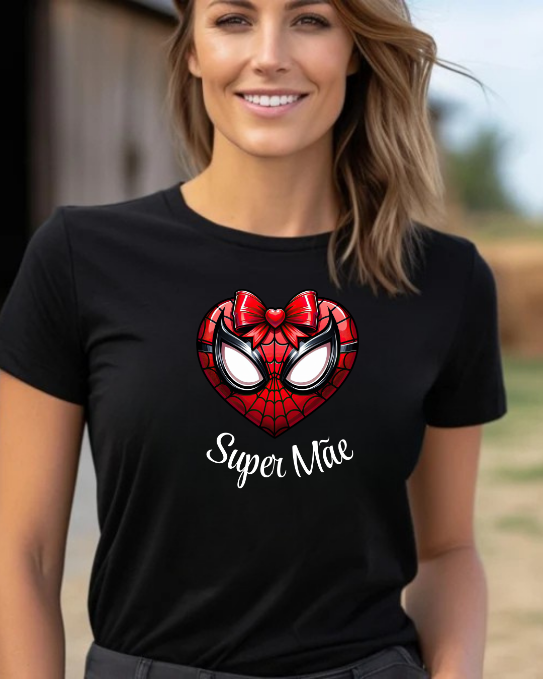 T-shirt preta com estampado de coração e texto 'Super Mãe' ao centro