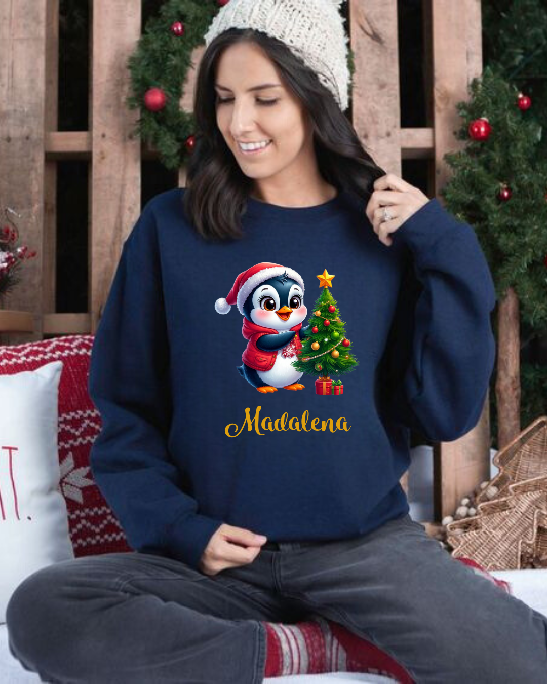 Camisola azul com estampa de pinguim e árvore de Natal com nome Madalena