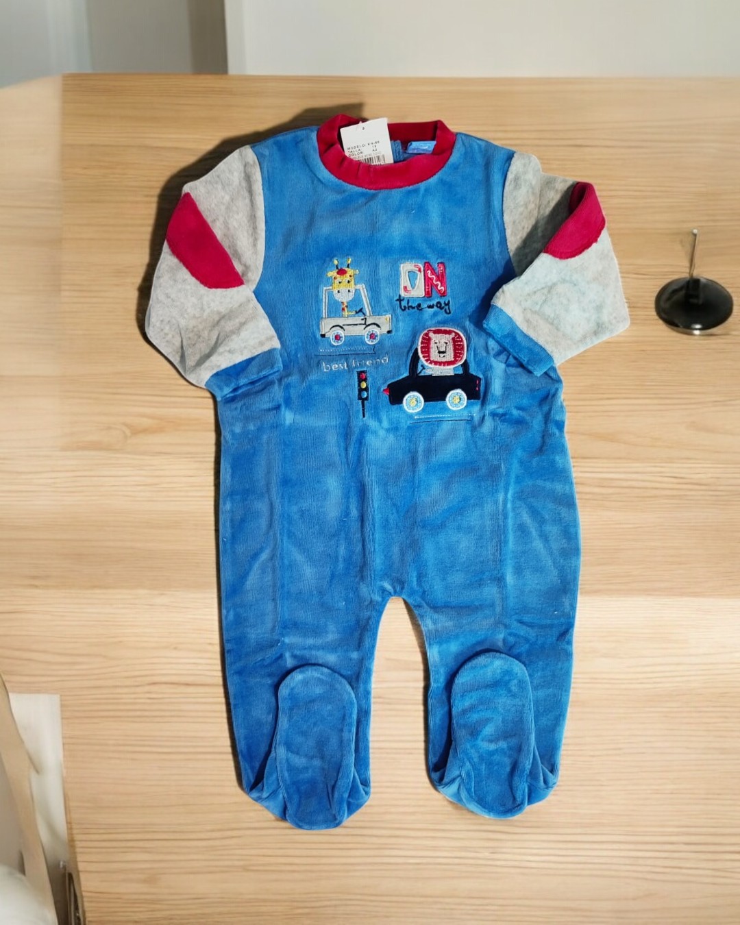 Macacão de bebé azul e cinza com motivos de veículos bordados