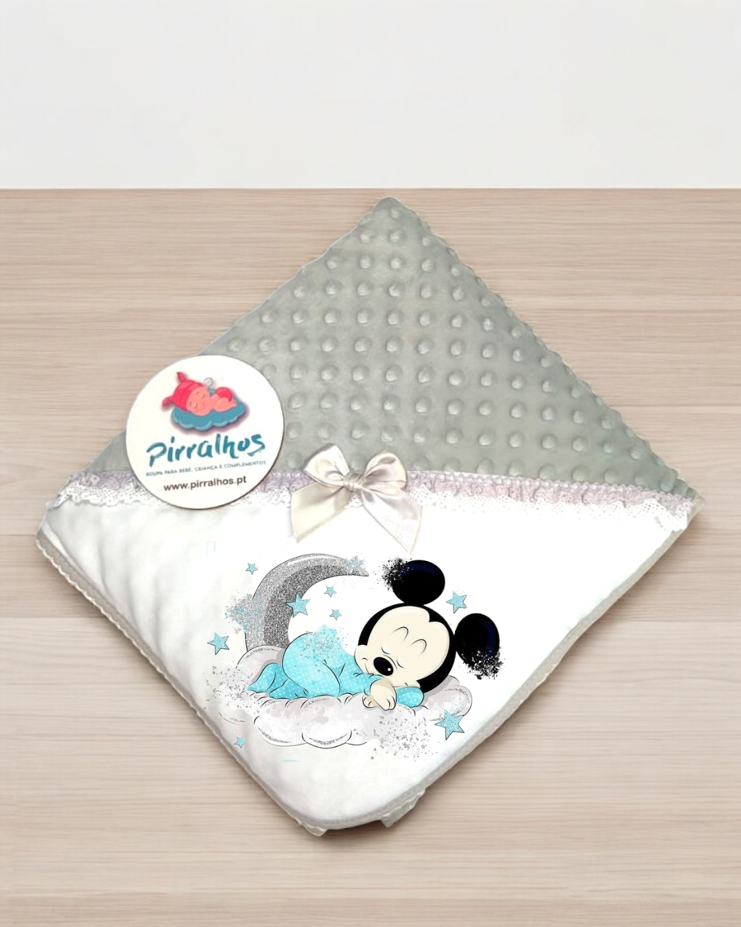 Cobertor de bebé cinzento e branco com desenho do Mickey bebé e laço rosa