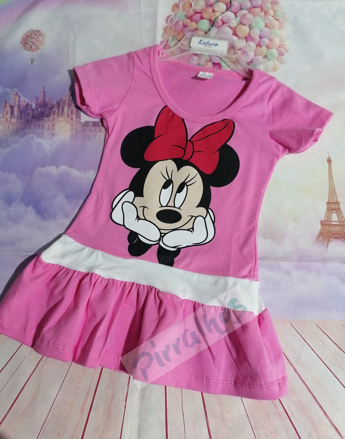 Vestido rosa de criança com estampa da Minnie Mouse e folho na parte inferior