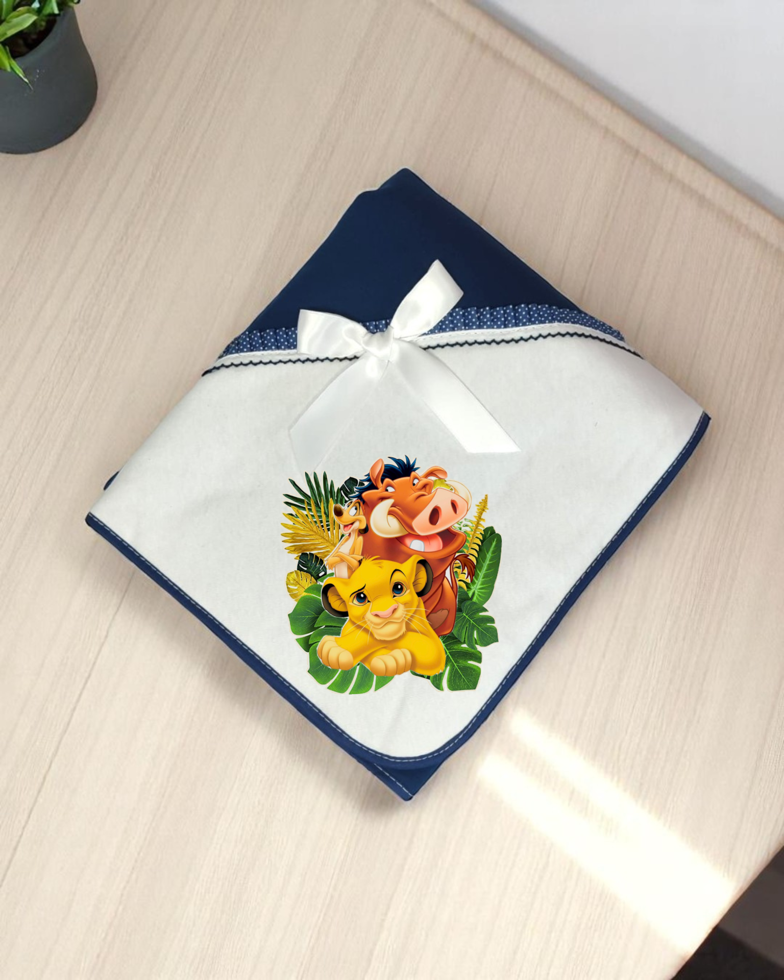 Fralda branca com borda azul e estampa do Rei Leão