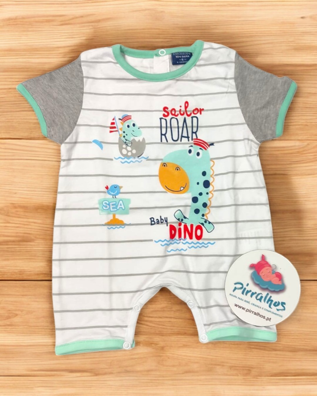 Macacão de bebé com dinossauros e texto em riscas cinzentas