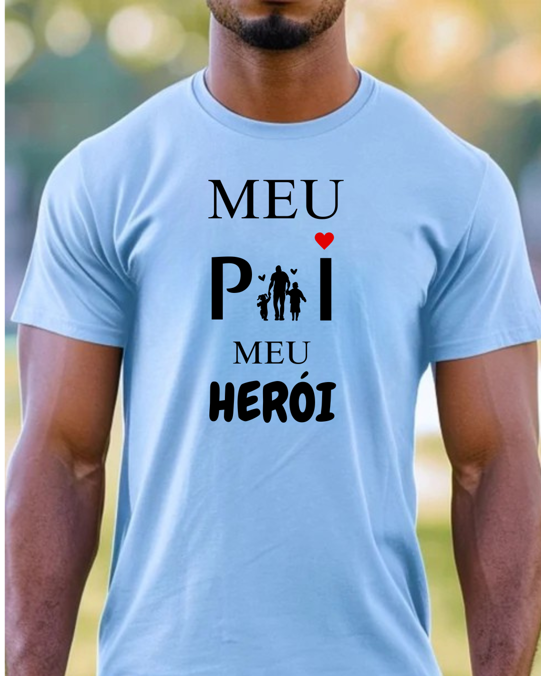 T-shirt azul clara com texto 'MEU PAI MEU HERÓI' e silhueta de pai e filhos