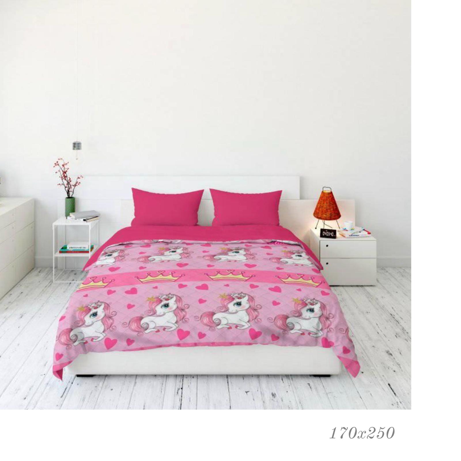 Cama dupla com roupa de cama rosa com unicórnios, almofadas rosa e mesa de cabeceira em ambiente branco