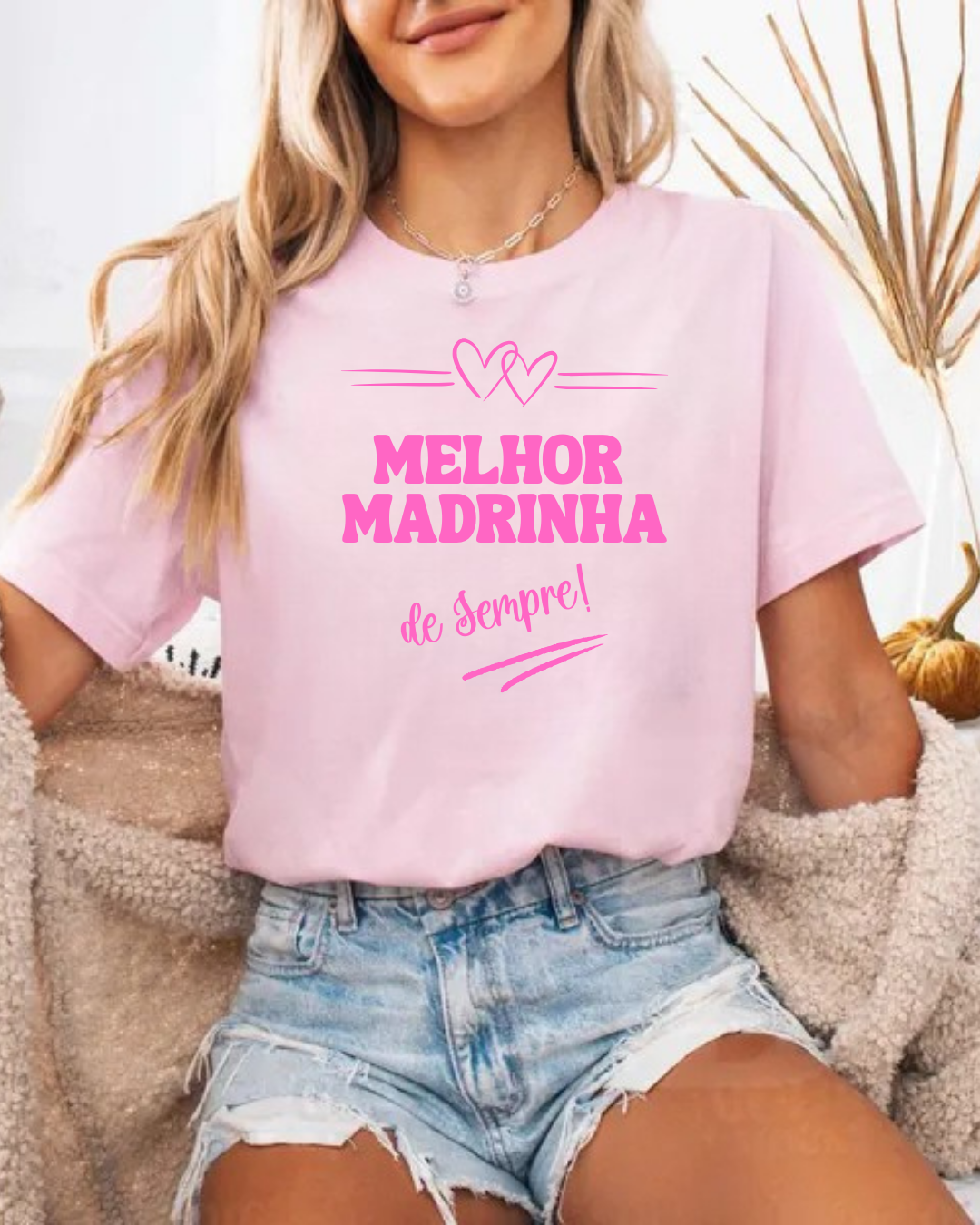 T-shirt rosa com texto em rosa 'MELHOR MADRINHA de Sempre!' e calções de ganga.