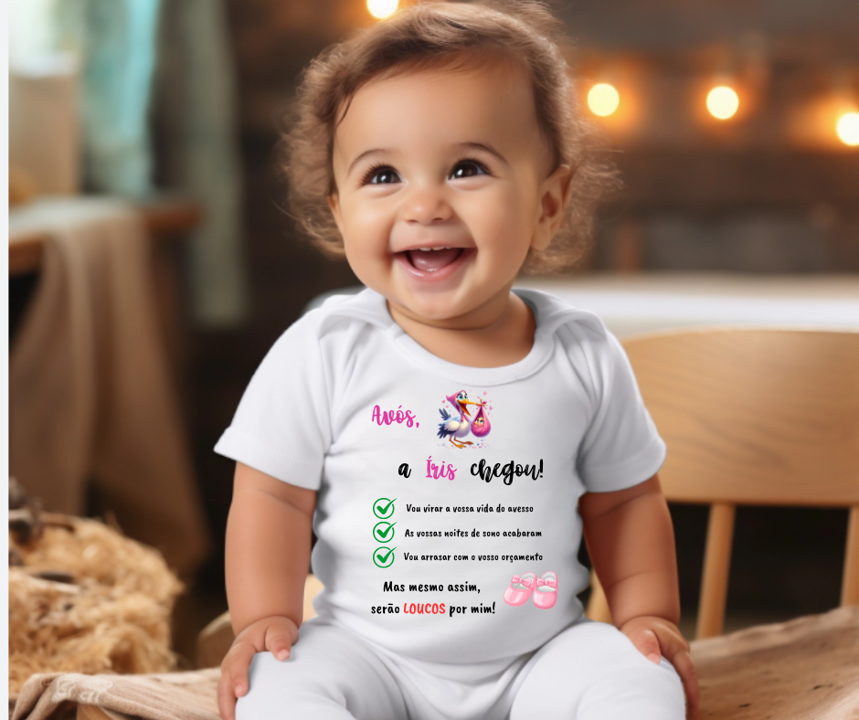 Body branco para bebé com texto colorido em português e ilustração de sapatinhos cor de rosa
