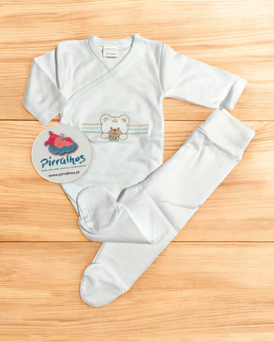 Conjunto de bebé branco com body de ursinho e peúgas integradas