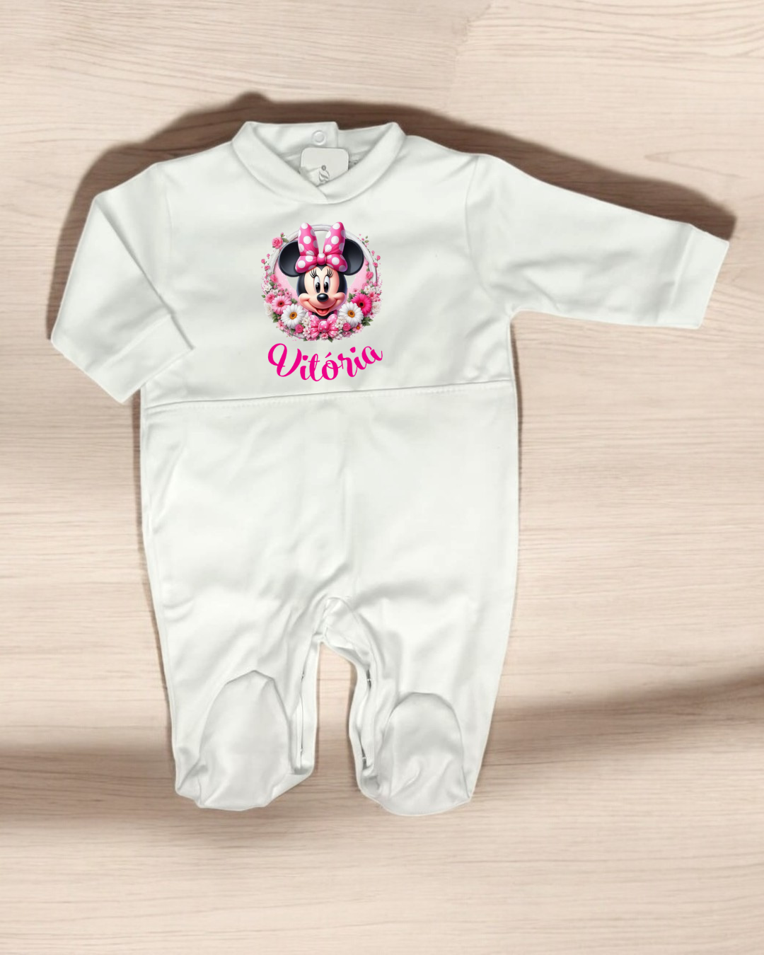 Macacão branco de bebé com estampa da Minnie Mouse e nome Vitória