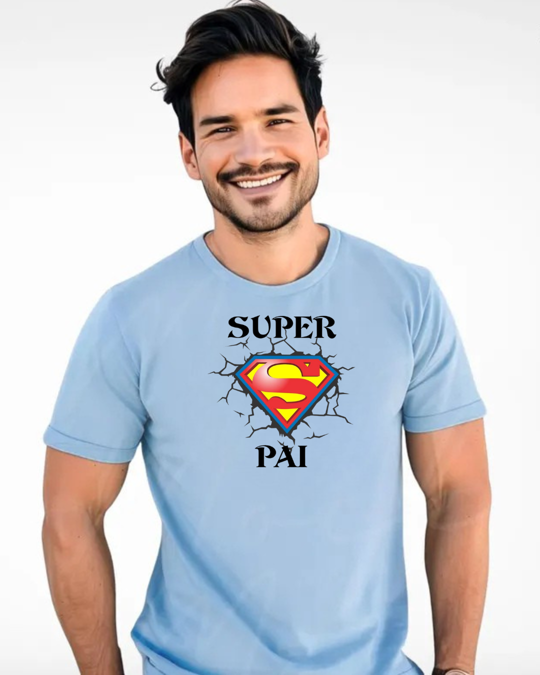 Camiseta azul clara com estampa do símbolo do Super-Homem e texto 'SUPER PAI'
