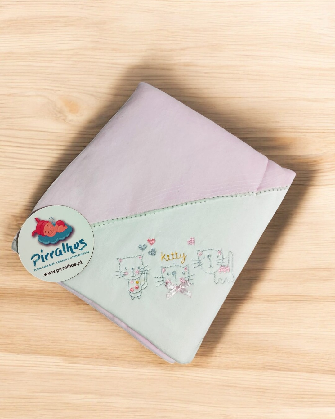 Fralda de bebé lilás e branca com desenhos de gatos e etiqueta Pirralhos