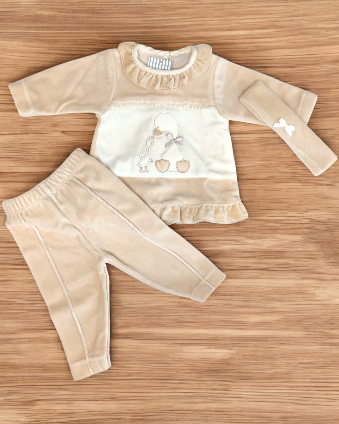 Conjunto infantil creme bege de veludo com camisa, calças e faixa de cabeça