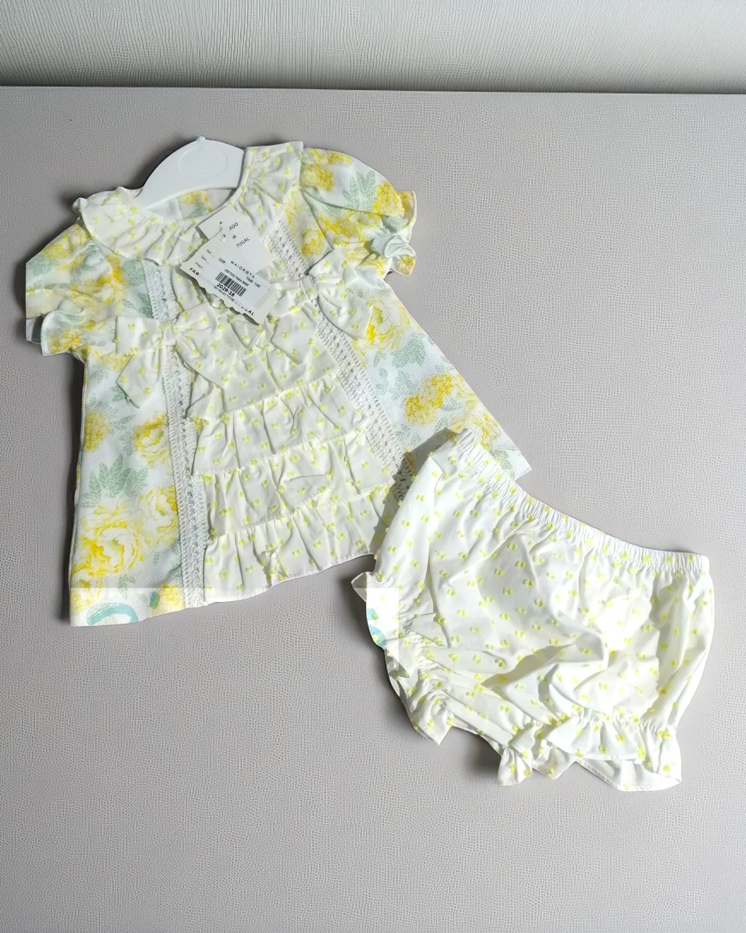 Conjunto de vestido e cuecas de bebé com padrão floral amarelo e verde