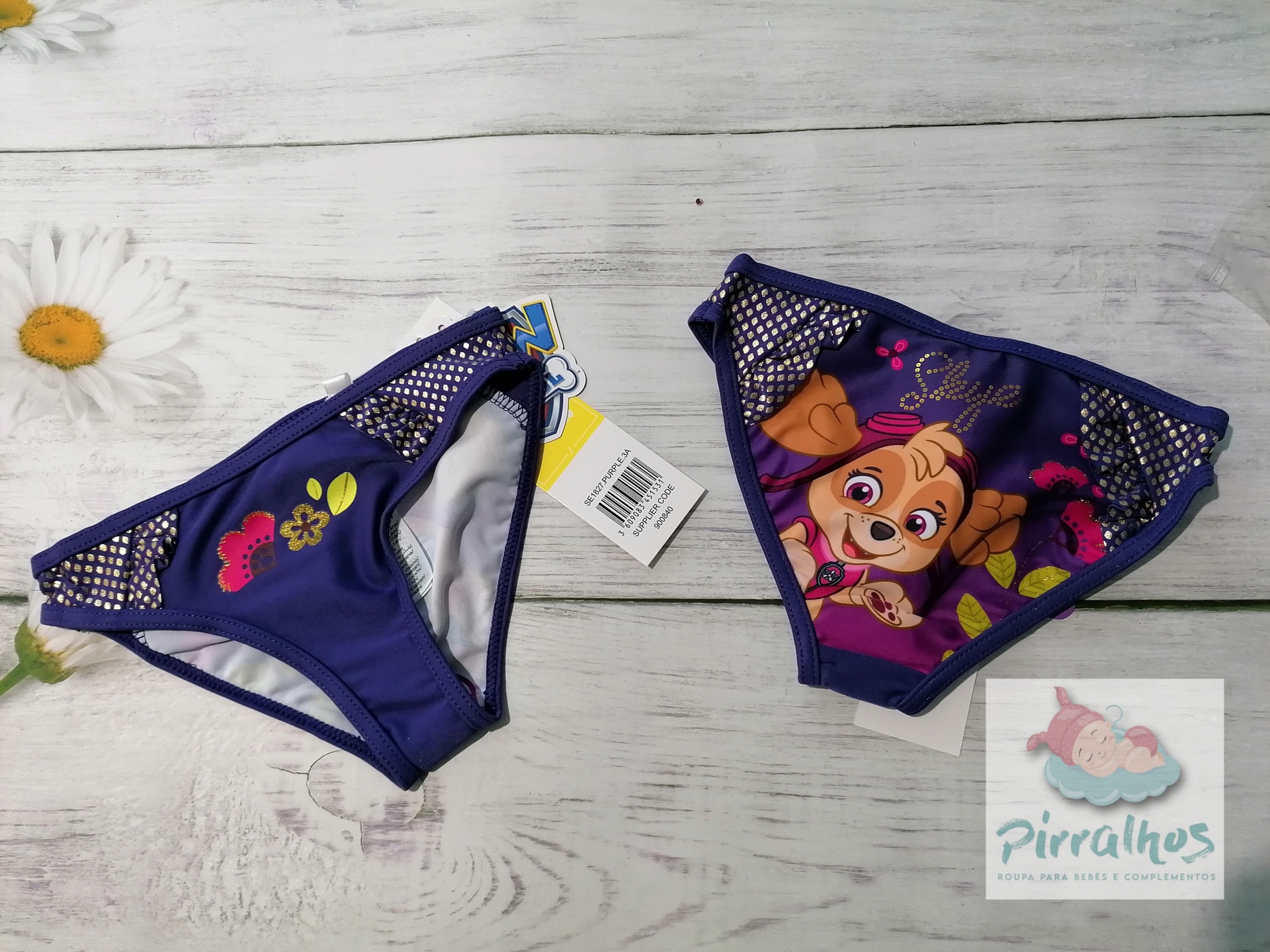 Conjunto roupa interior infantil roxa com personagem de desenho animado e padrões