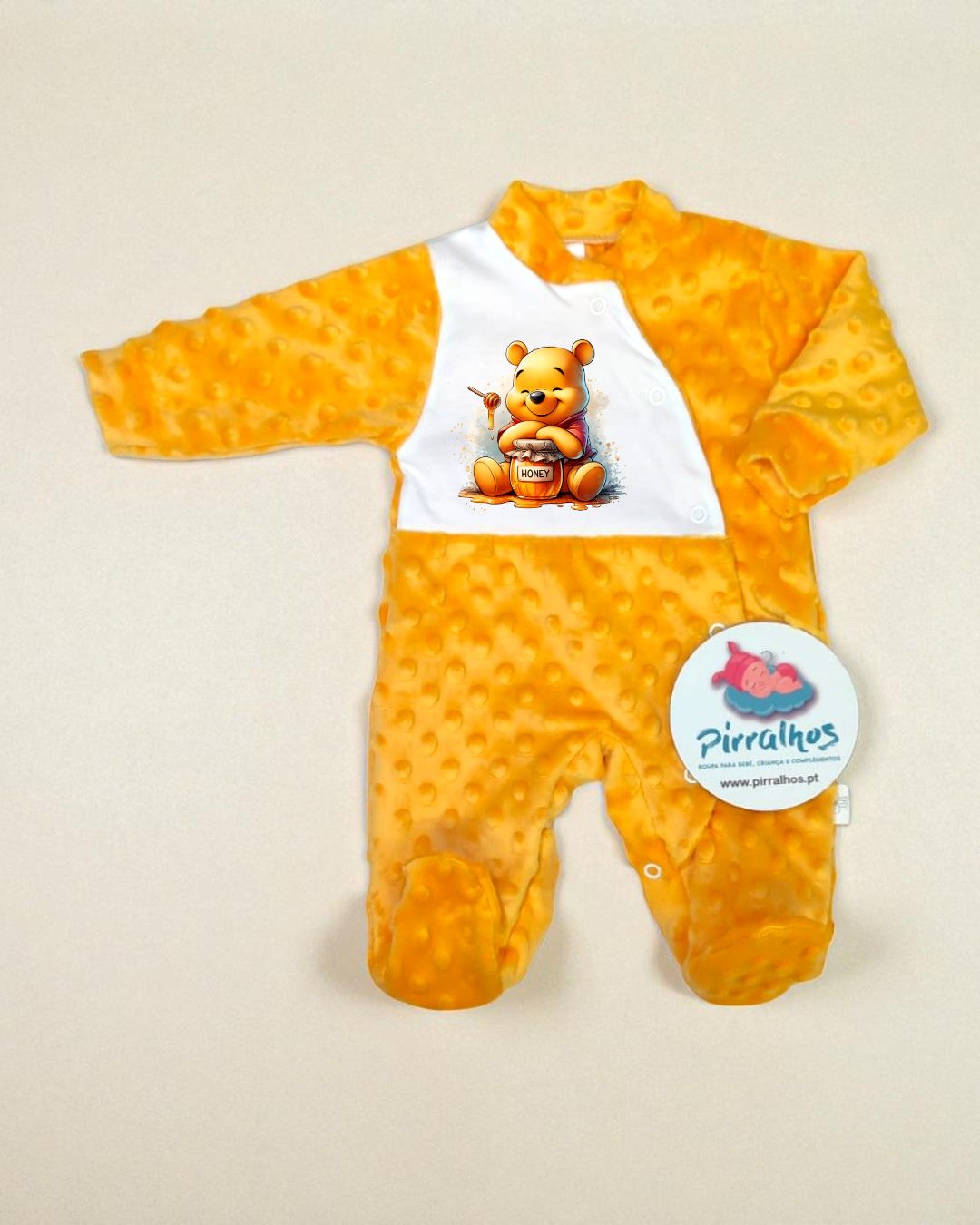Macacão de bebé amarelo com estampa de Ursinho Pooh e etiqueta Pirralhos