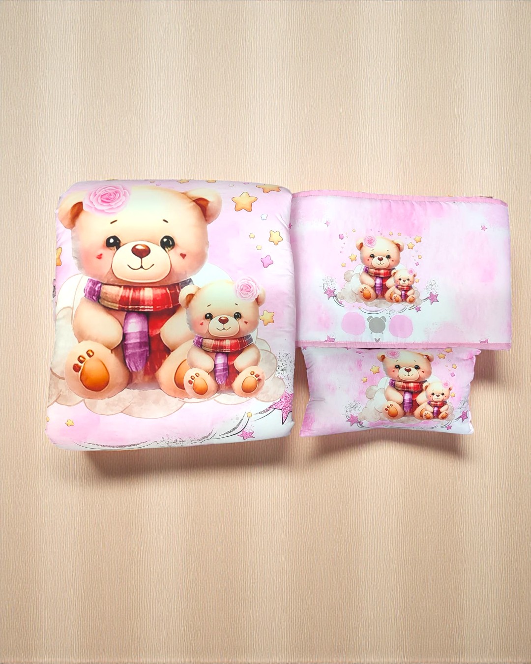 Produtos têxteis com padrão de ursos de peluche cor-de-rosa e cachecóis em fundo rosa claro