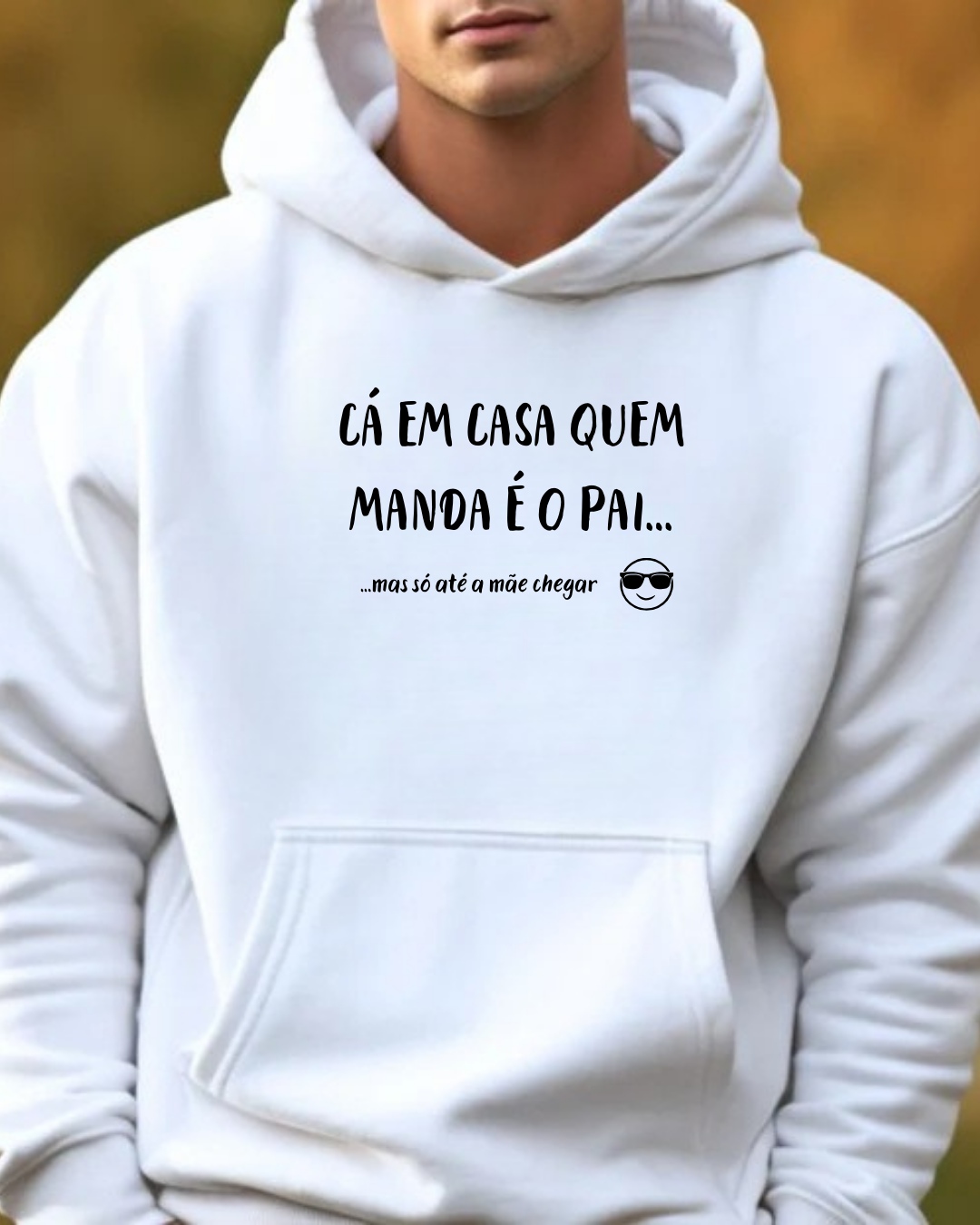 Sweatshirt branca com texto preto e emoji, usada por homem em ambiente exterior.