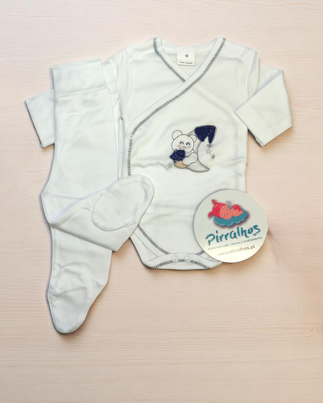 Conjunto de roupa de bebé branca com body e calças com pezinhos e bordado de rato