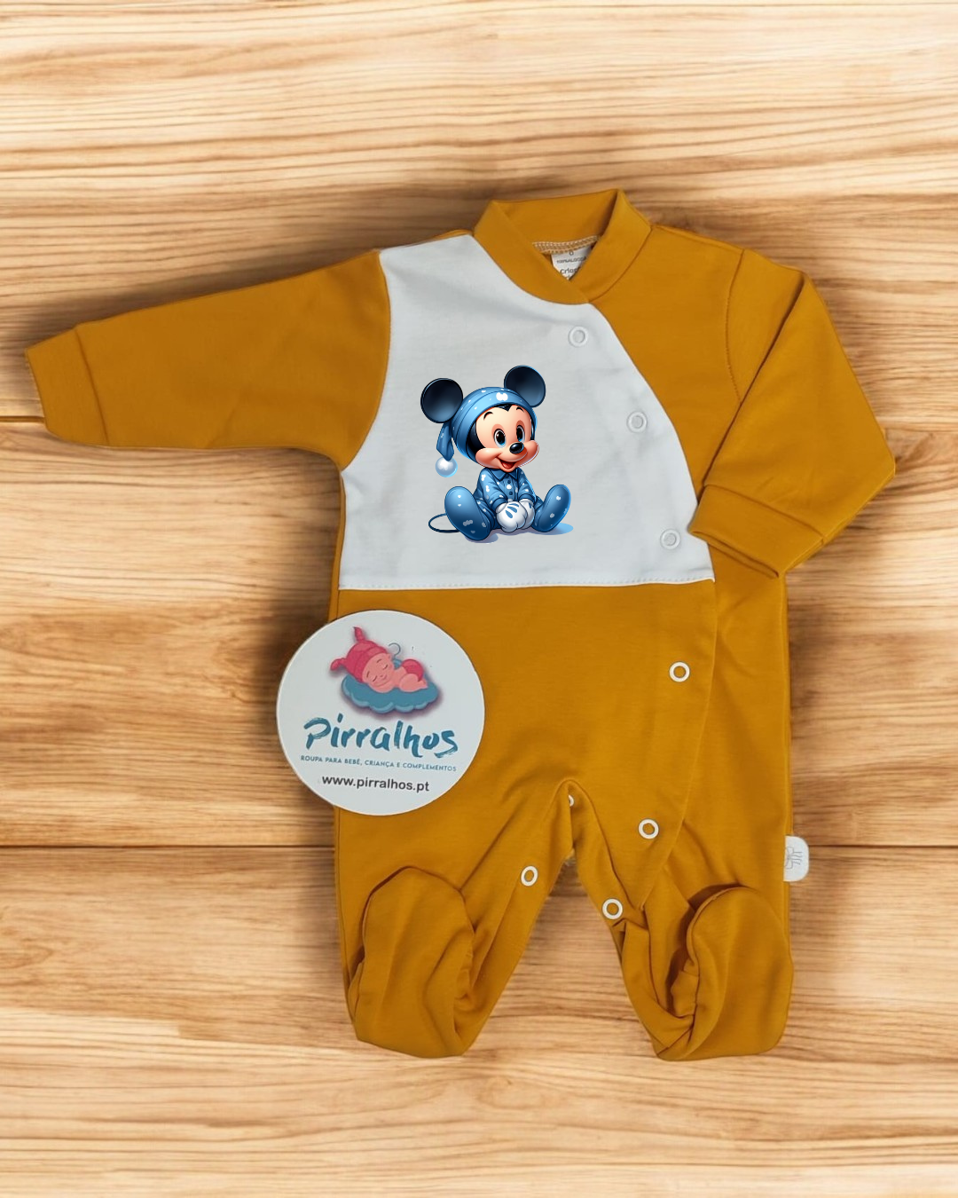 Macacão bebé amarelo mostarda com estampa de Mickey bebé em azul e área branca no peito