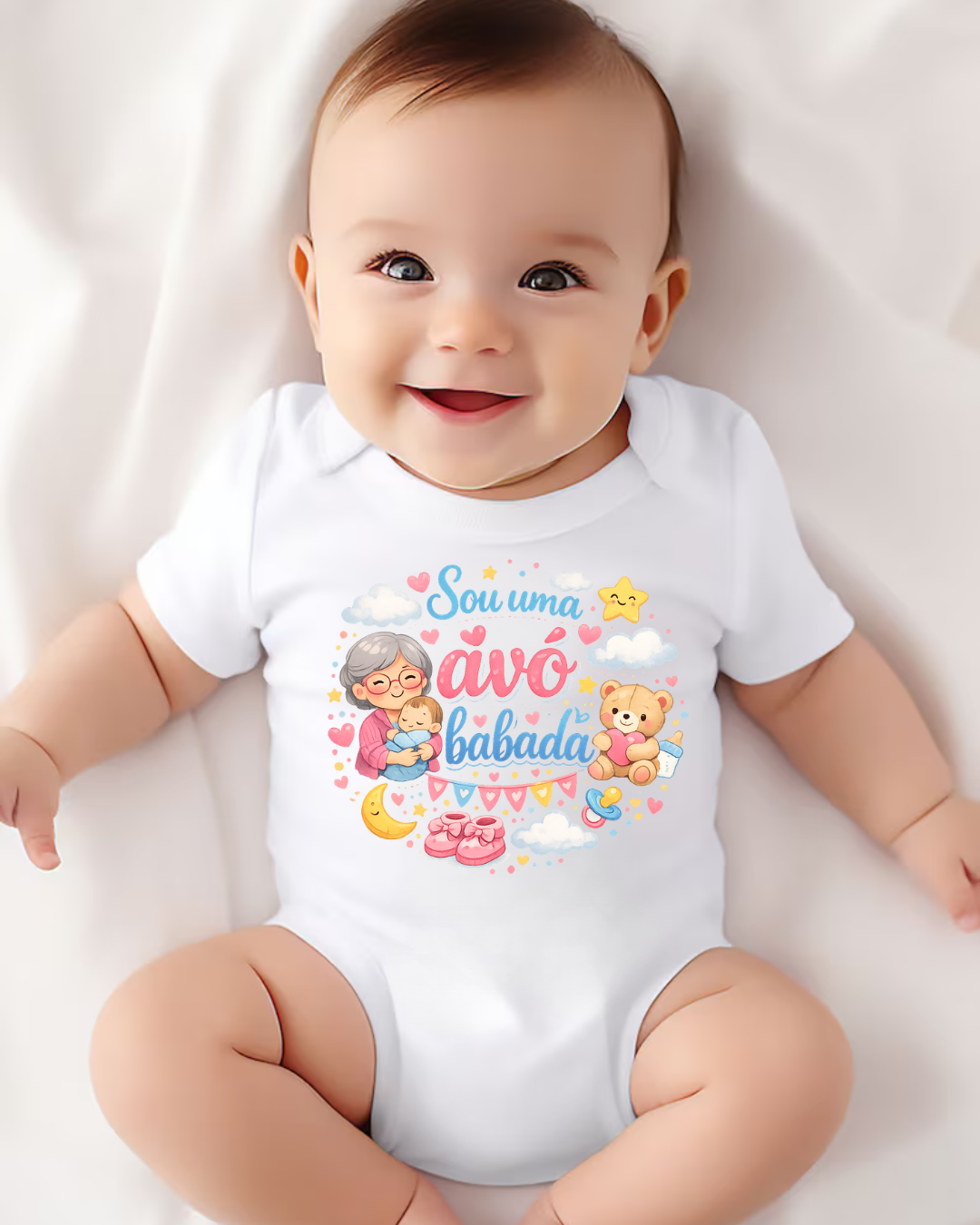 Body de bebé branco com estampado colorido e texto em português