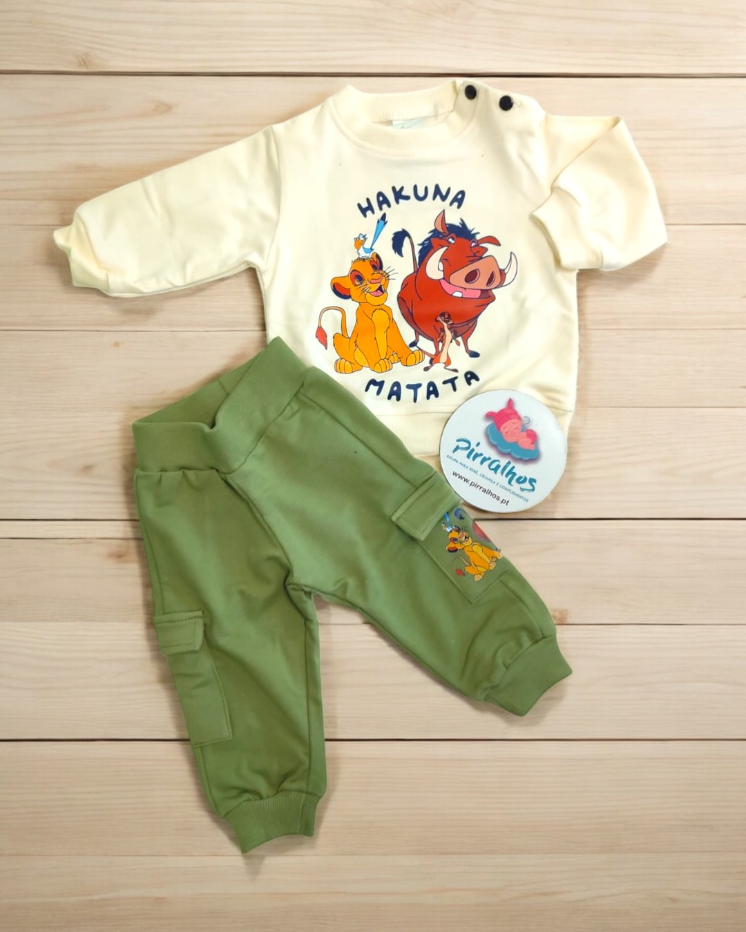 Conjunto infantil creme e verde com personagens do Rei Leão e texto
