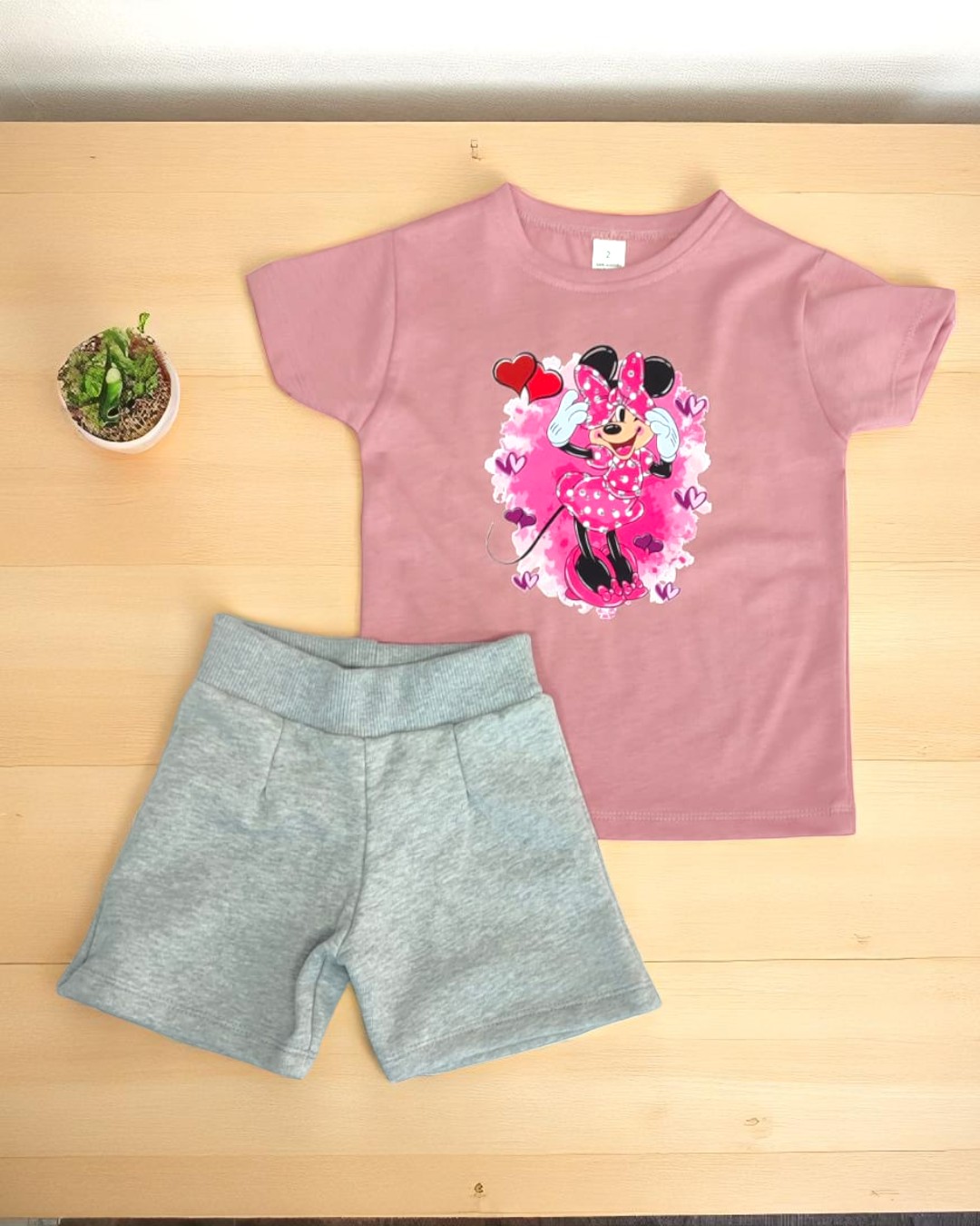 Conjunto infantil menina t-shirt rosa Minnie Mouse e calções cinza claro