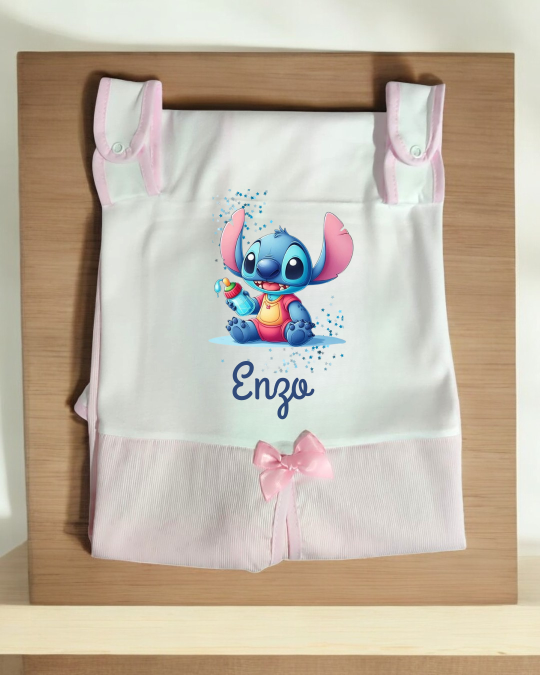 Capa para cadeira branca e rosa com estampado de Stitch e nome Enzo