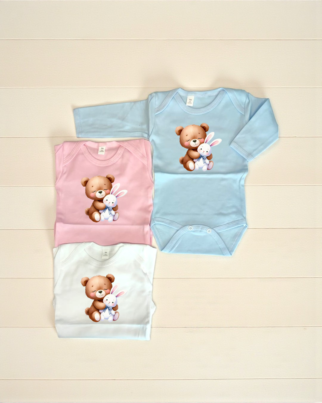Bodies de bebé azul, rosa e branco com estampas de urso e coelho
