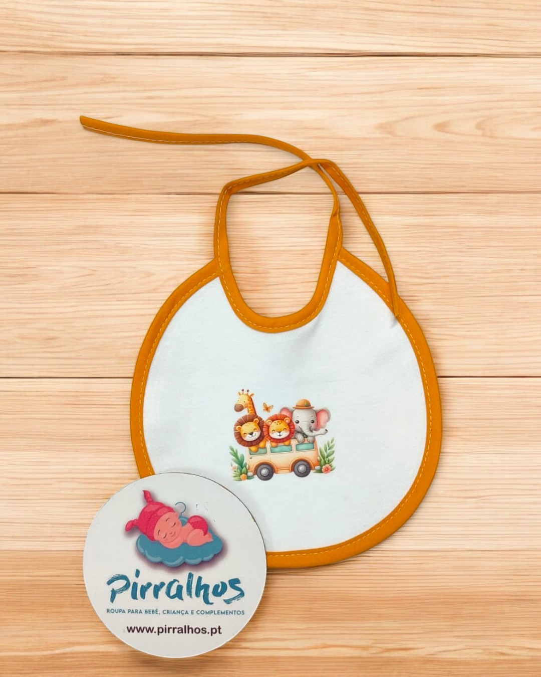 Babete branco com bordas laranja e ilustração de animais num carrinho