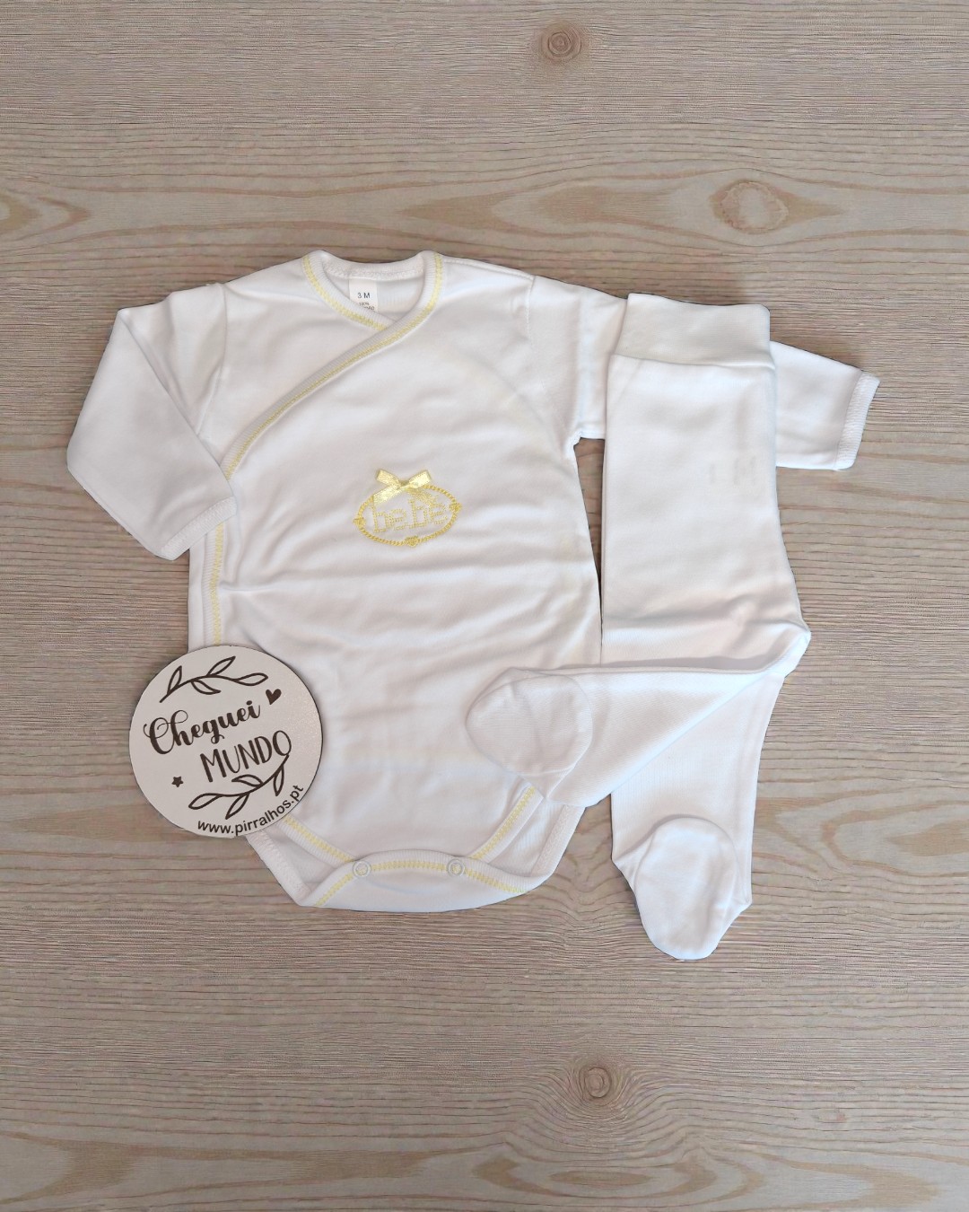 Conjunto roupa bebé branco 3 meses com bordado amarelo e etiqueta CHEGUEI MUNDO